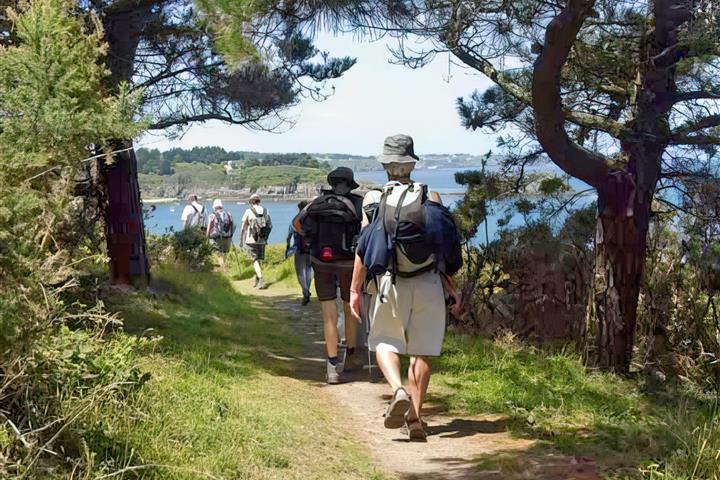 Le GR34  passe à 100 m du Camping de Brouël - Camping de Brouel - Ambon